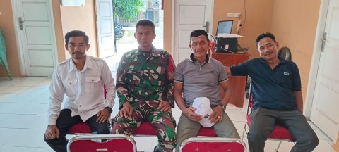 Babinsa dan Bhabinkamtibmas Jalin Silaturahmi dengan Warga Desa Karya Sakti