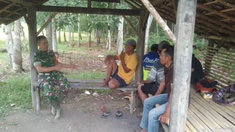 Babinsa Koramil 406-09/Terawas Laksanakan Komsos Bahas Kesehatan di Desa Sumber Asri