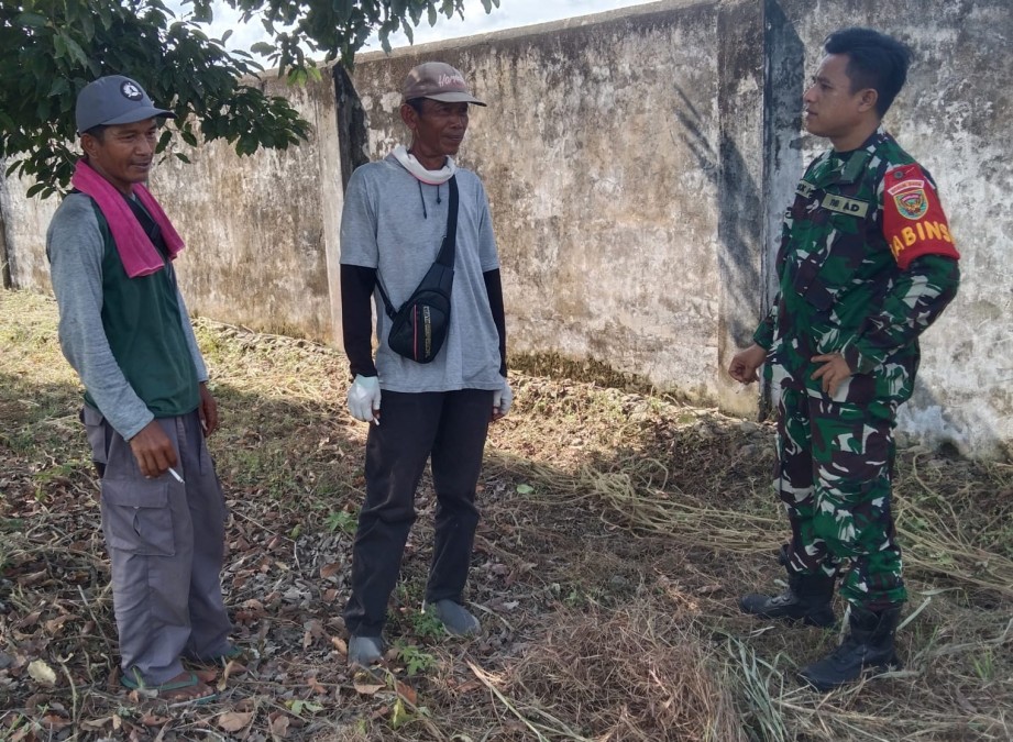 Babinsa Koramil 406-01/Rawas Ulu Ajak Warga Jaga Kebersihan Lingkungan