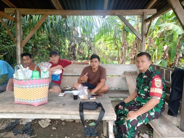 Babinsa Koramil 406-03/Rupit Laksanakan Komsos dengan Warga Desa Bukit Ulu