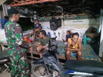 Sertu M.B. Simanjuntak Laksanakan Patroli Siskamling Ciptakan Kondusifitas Wilayah