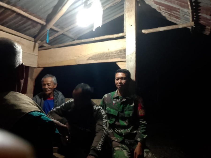 BABINSA KORAMIL 406-05/MUARA KELINGI LAKSANAKAN PATROLI SISKAMLING DI DESA PANGKALAN TARUM