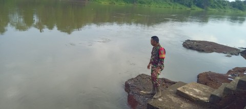 Cegah terjadi nya gumbencal koptu Jumari aktif lakukan patroli wilayah rawan banjir.