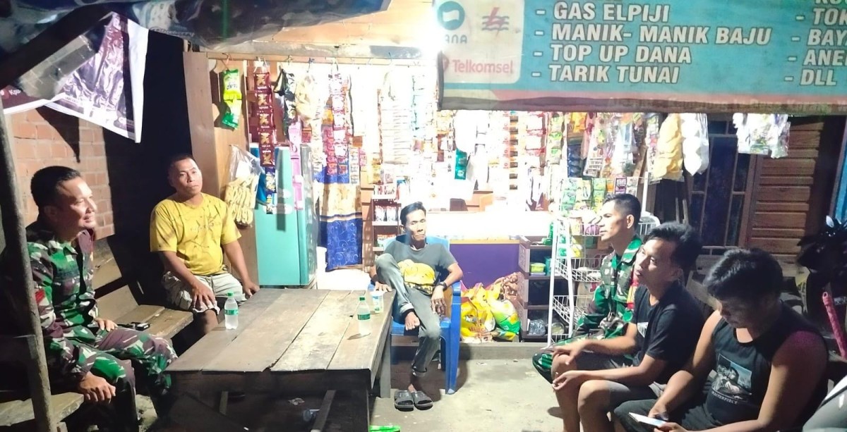 Babinsa Koramil 406-03/Rupit Laksanakan Patroli Pos Ronda Malam di Desa Karang Anyar
