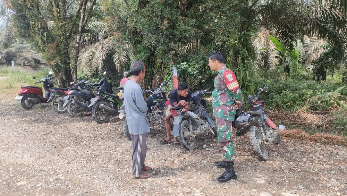 Babinsa Koramil 406-03/Rupit Laksanakan Komsos di Desa Lubuk Kumbung