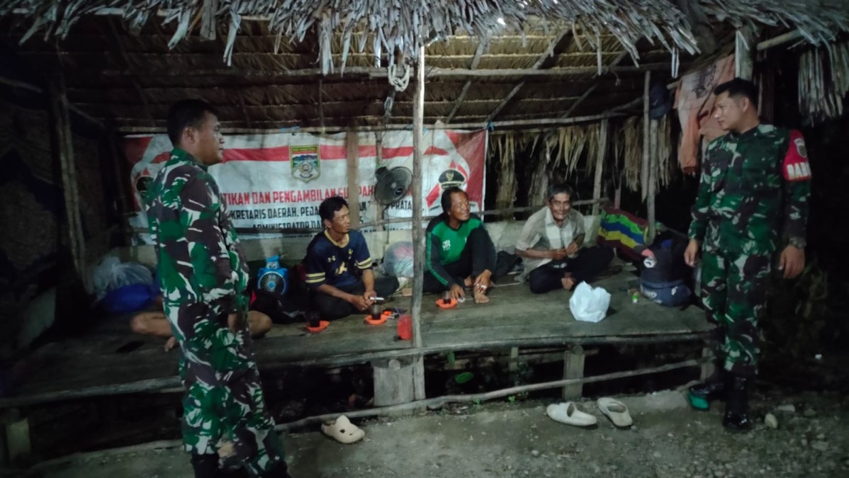 Ciptakan wilayah yang kondusif Babinsa Koramil 406-03/muara Rupit aktif lakukan patroli siskamling di wilayah binaan.