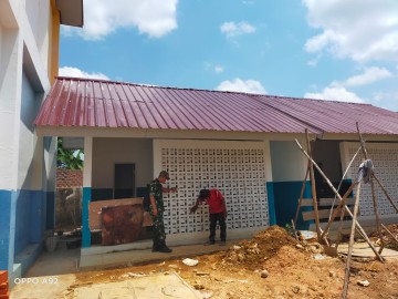 Babinsa Koramil 406-08/Lubuk Linggau Monitoring Revitalisasi Gedung SMK Negeri 2 Lubuk Linggau