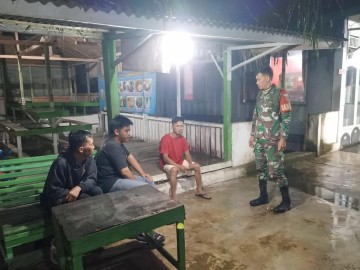 Serda Fauzi Babinsa Koramil 406-03/Rupit Laksanakan Patroli Siskamling dan Sosialisasi Bahaya Narkoba di Desa Karang Anyar