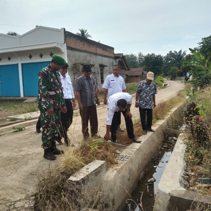 Babinsa Hadiri Pemeriksaan 100% Pembangunan Drainase di Kelurahan Megang Sakti I