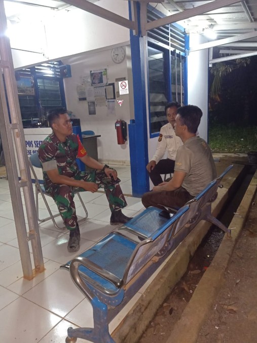 Ciptakan wilayah yang kondusif dan aman Serda amveeky aktif patroli siskamling di wilayah binaan