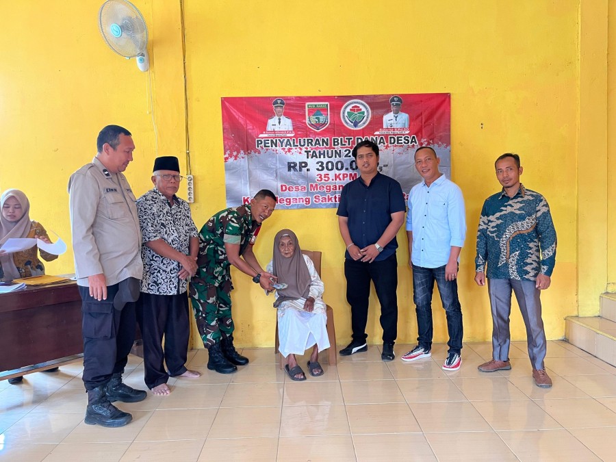 Aktif di wilayah binaan sertu tugianto hadiri pembagian BLT dan penentuan titik nol pembagunan jalan lingkungan di wilayah