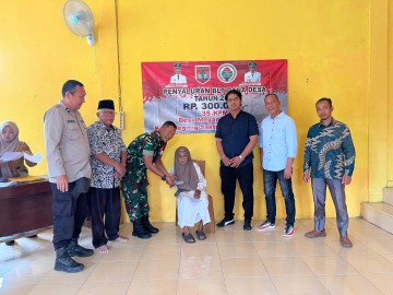 Aktif di wilayah binaan sertu tugianto hadiri pembagian BLT dan penentuan titik nol pembagunan jalan lingkungan di wilayah