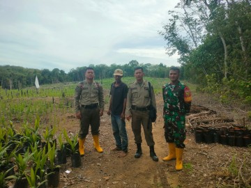 Sertu Dimas Prayoga Laksanakan Komsos dan Sosialisasi Karhutlah di Desa Sindang Laya