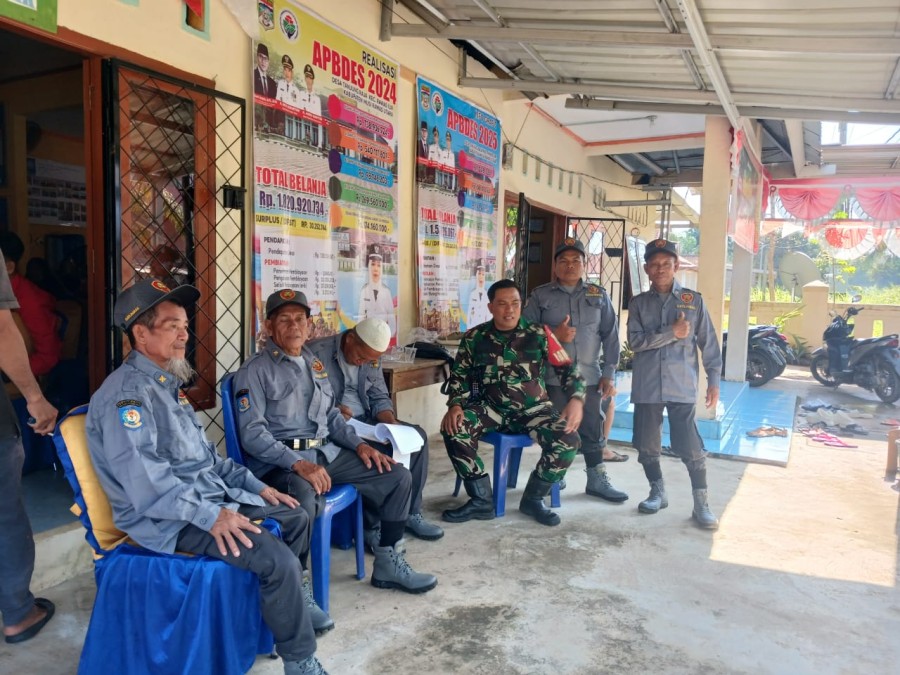 Babinsa Koramil 406-02/Rawas Ilir Jalin Komsos dengan Hansip Desa Tanjung Raja