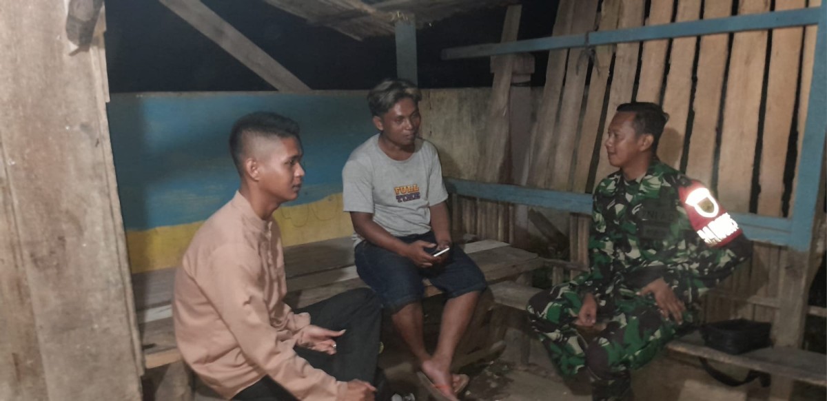 Ciptakan wilayah yang kondusif Serda adre p Babinsa Koramil 406-05/Kelingi aktif lakukan Patroli siskamling di wilayah.
