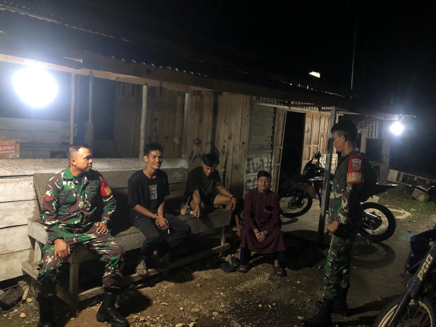 Babinsa Koramil 406-03/Rupit Laksanakan Patroli Pos Ronda Malam di Desa Karang Waru