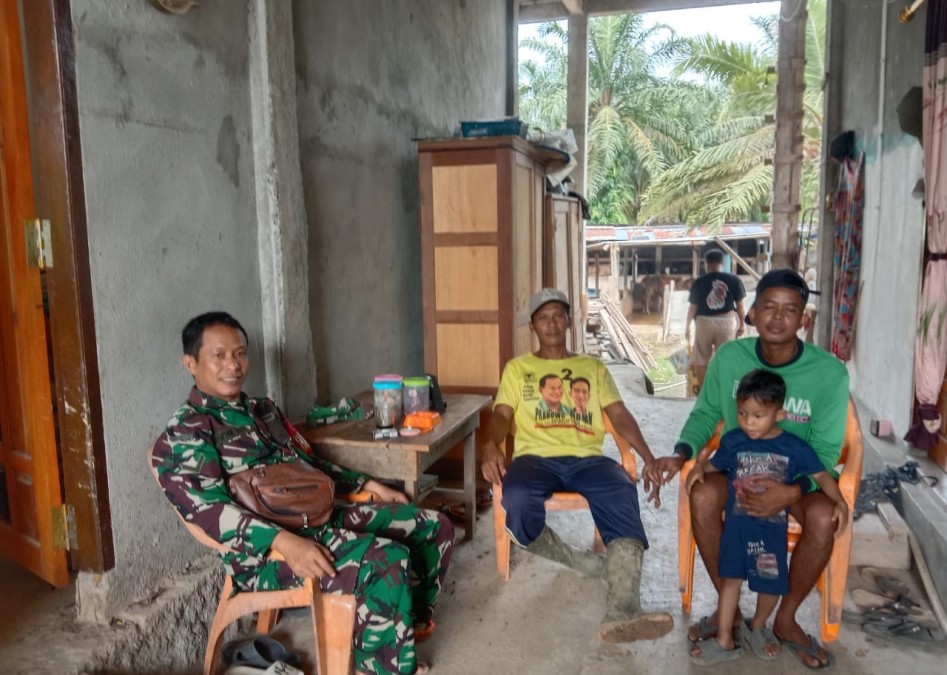 Serda Joni Babinsa Koramil 406-04/muara Lakitan jalin silaturahmi dengan masyarakat desa binaan.
