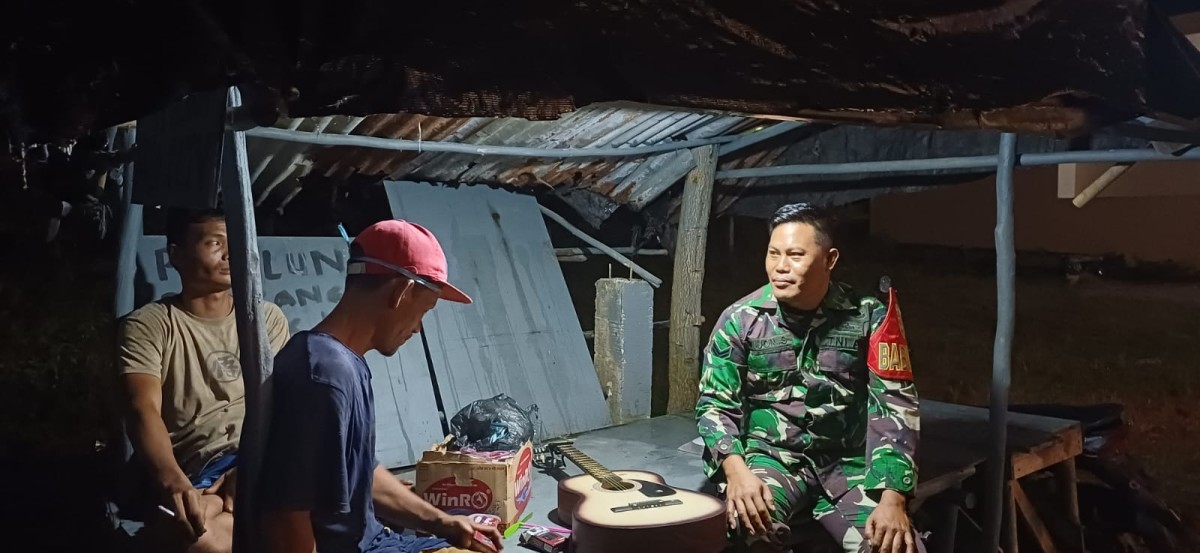 Babinsa Koramil 406-05/Muara Kelingi Laksanakan Patroli Pos Ronda Malam Bersama Warga Desa Mulyoharjo