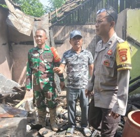 Babinsa Koramil 406-06/Tugumulyo Gerak Cepat Datangi Rumah Warga Terdampak Kebakaran