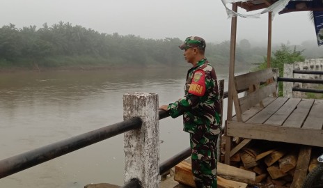 Babinsa Koramil 406-04/Muara Lakitan Aktif Lakukan Pemantauan Arus Sungai Rawan Banjir