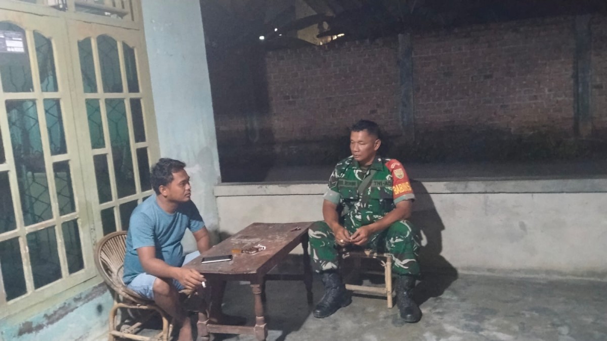 Babinsa Koramil 406-07/Jayaloka Laksanakan Patroli Siskamling dan Ajangsana di Desa Sukarena
