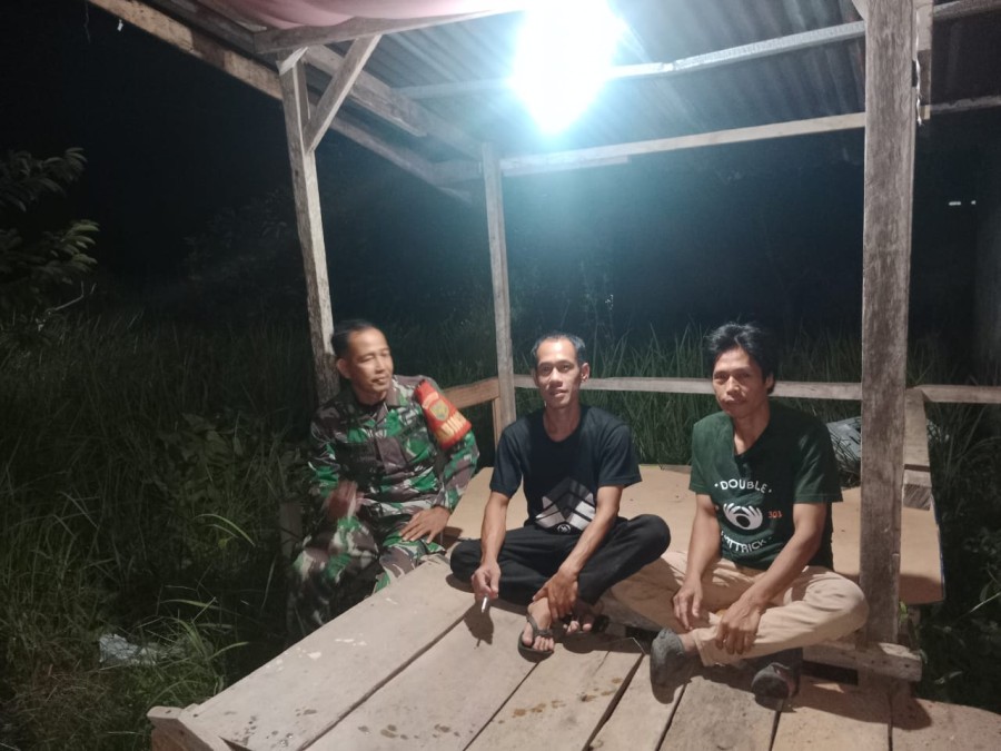Babinsa Koramil 406-05/Muara Kelingi Tingkatkan Keamanan Desa Tambangan Melalui Patroli Ronda Malam