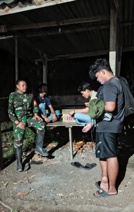 Babinsa Koramil 406-05/Muara Kelingi Laksanakan Patroli Siskamling di Desa Karya Mukti