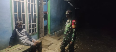 Babinsa Koramil 406-07/Jayaloka Laksanakan Patroli Siskamling, Wilayah Jayaloka Terpantau Aman