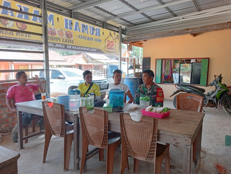 Babinsa Koramil 406-02/Rawas Ilir Laksanakan Komsos di Desa Beringin Sakti