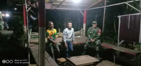 Babinsa Koramil 406-07/Jayaloka Laksanakan Patroli Ronda Malam Bersama Warga Desa Margoyoso