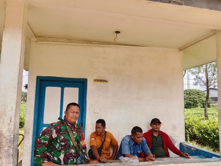 Babinsa Koramil 406-02/Rawas Ilir Ingatkan Pekerja untuk Utamakan Keselamatan Kerja di Wilayah Binaan