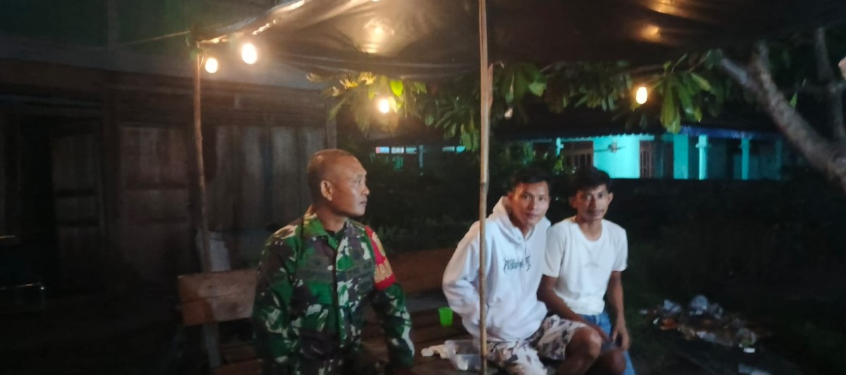 Babinsa Koramil 406-05/Muara Kelingi Laksanakan Patroli Siskamling di Desa Suka Menang