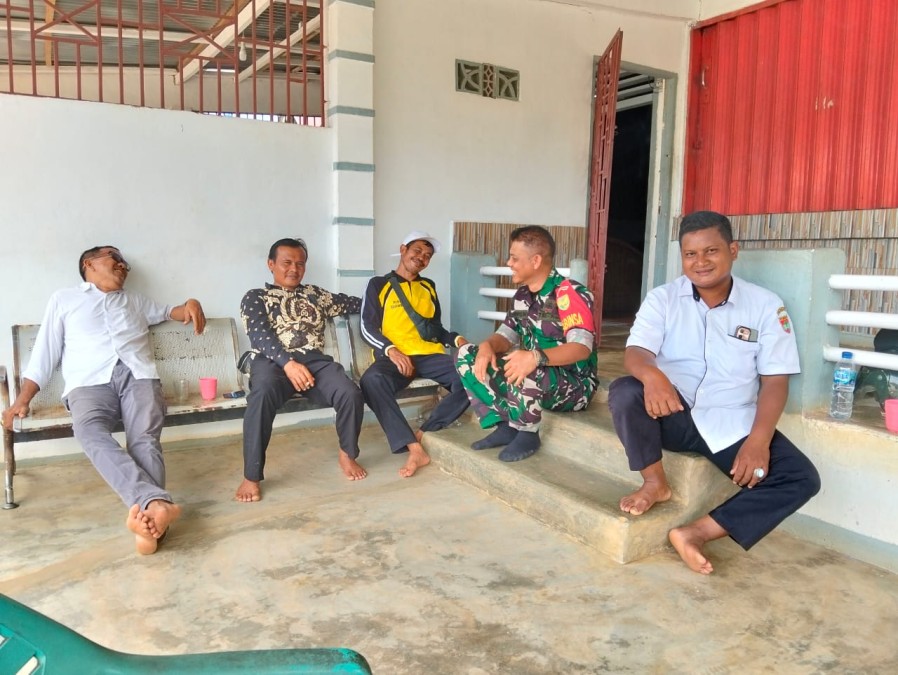 Sertu Wahyu Nugroho Laksanakan Komsos dengan Masyarakat Desa SP 9 Harapan Makmur