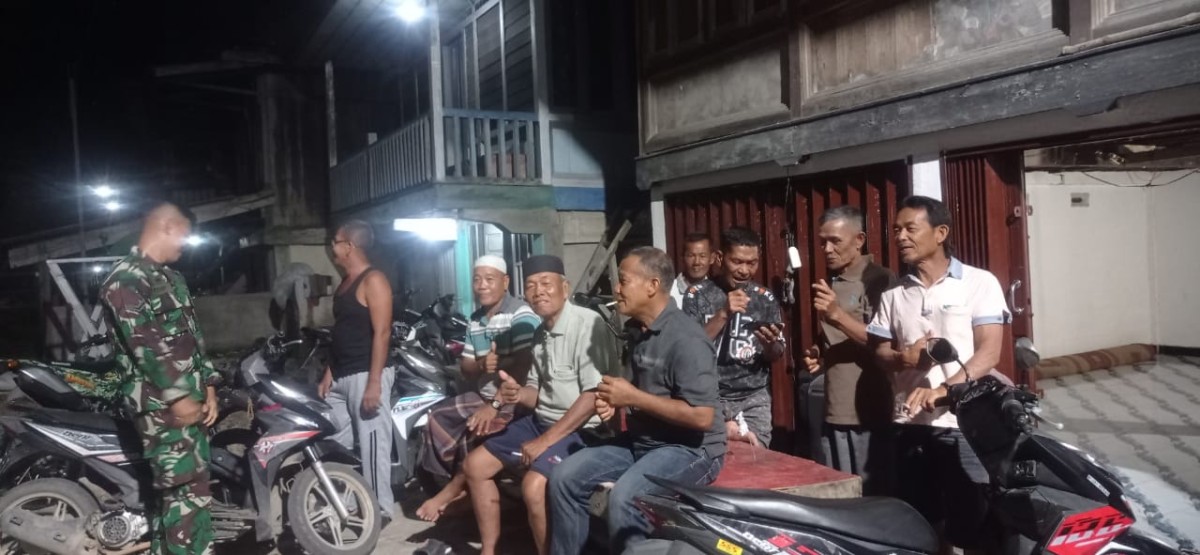 Tingkatkan keamana di wilayah Babinsa Koramil 406-03/Rupit aktif lakukan patroli siskamling dengan masyarakat di malam hari