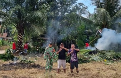 Babinsa Koramil 406-02/Rawas Ilir Laksanakan Komsos dan Gotong Royong Bersihkan Lahan KDKMP di Desa Setia Marga