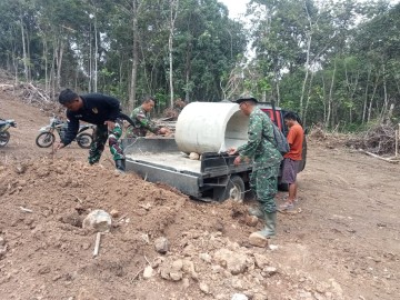 Danramil 406-08/Lubuk Linggau Pantau Kegiatan Karya Bakti Pembukaan Jalan di Kecamatan Lubuk Linggau Barat I