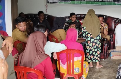 Babinsa Koramil 406-01/Rawas Ulu Laksanakan Komsos di Kantor Desa Pulau Kidak