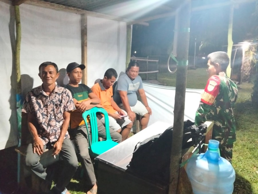 Babinsa Koramil 406-05/Muara Kelingi Ajak Warga Tingkatkan Keamanan Lewat Pos Ronda Malam