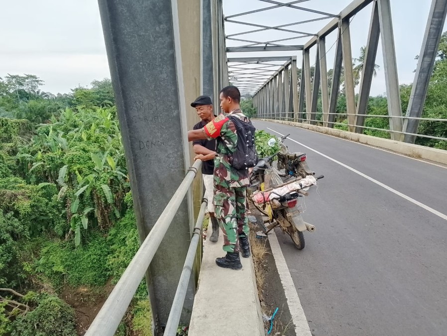 Sertu Mardiyan Babinsa Koramil 406-07/jayaloka aktif lakukan patroli debit air di wilayah binaan