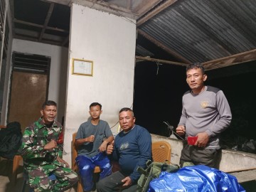 Sertu Aman Syah Babinsa Koramil 406-05/Muara Kelingi Jaga Stabilitas Keamanan Desa Mekar Sari dengan Patroli Siskamling