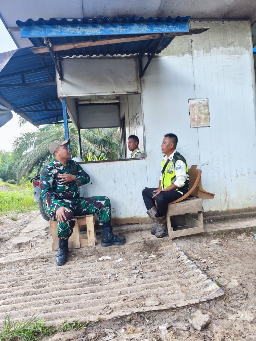 Babinsa Koramil 406-02/Rawas Ilir Laksanakan Komsos di Desa Mekar Sari