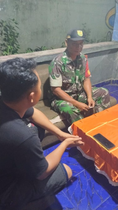 Babinsa Koramil 406-07/Jayaloka Gelar Anjangsana dan Patroli Siskamling di Desa Suka Rena