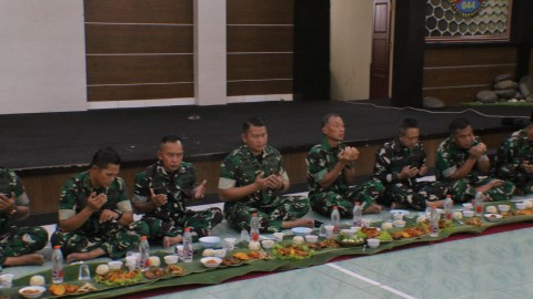Komandan kodim 0406/Lubuklinggau letkol INF Arie Prasatyo widyo broto, S,E.,M.M., adakan acara botram bersama angota kodim,Persit dan asn.