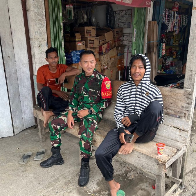 Babinsa Koramil 406-01/Rawas Ulu Ajak Warga Perkuat Silaturahmi dan Kebersamaan.