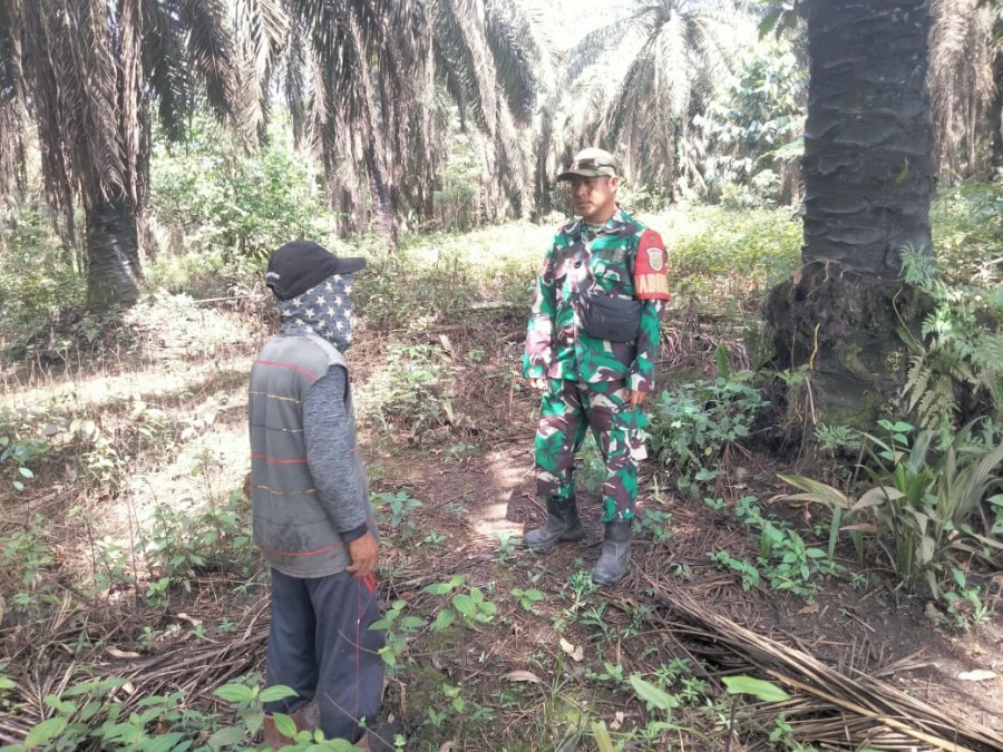 Babinsa Koramil 406-02/Rawas Ilir Jalin Komsos Bersama Warga Desa Karang Dapo 1