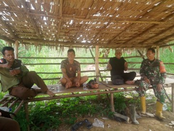 Sertu Ali Mubin Babinsa Koramil 406-04/muara Lakitan jalin silaturahmi dengan masyarakat di wilayah binaan