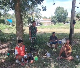 Kopka Abul Hiori, Babinsa Koramil 406-07/Jayaloka Jalin Silaturahmi dan Dukung Kegiatan Bersih Desa di Sidodadi