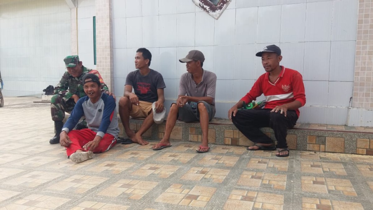 Babinsa Koramil 406-01/Rawas Ulu Laksanakan Komsos di Desa Surulangun