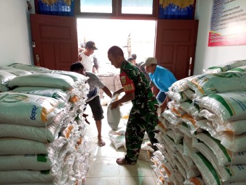 Babinsa Koramil 406-03/Rupit Monitoring Penyaluran Bantuan di Desa Terusan