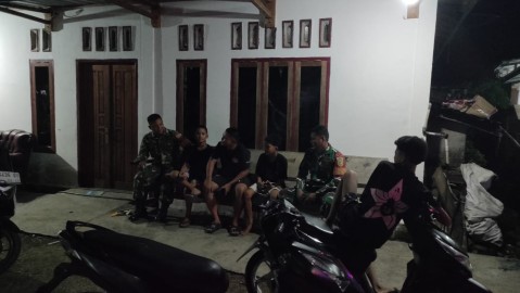 Ciptakan suasana yang kondusif dan aman Babinsa Koramil 406-03/Rupit aktif lakukan patroli siskamling pada malam hari